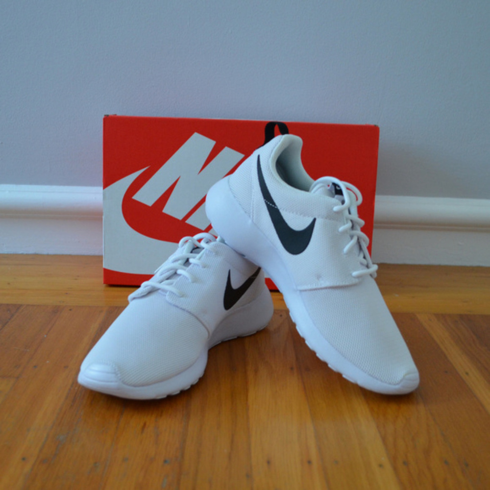 NIKE White Casual Shoes - Picture 6 of 8